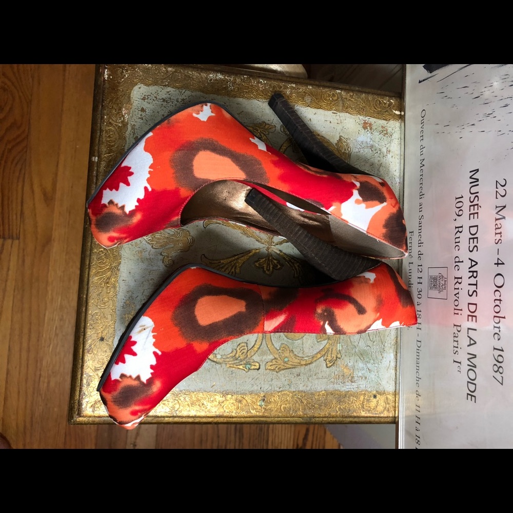 SZ 8.5-CARLOS SANTANA MULTI-COLOR FABRIC 5” PUMPS - Picture 6 of 8